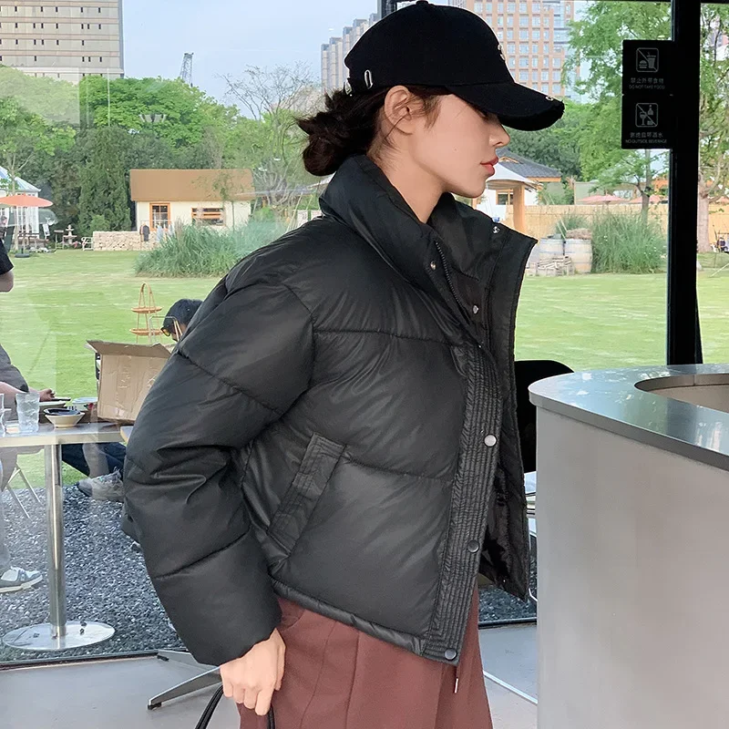 Укороченная женская куртка с воротником-стойкой и хлопковой подкладкой