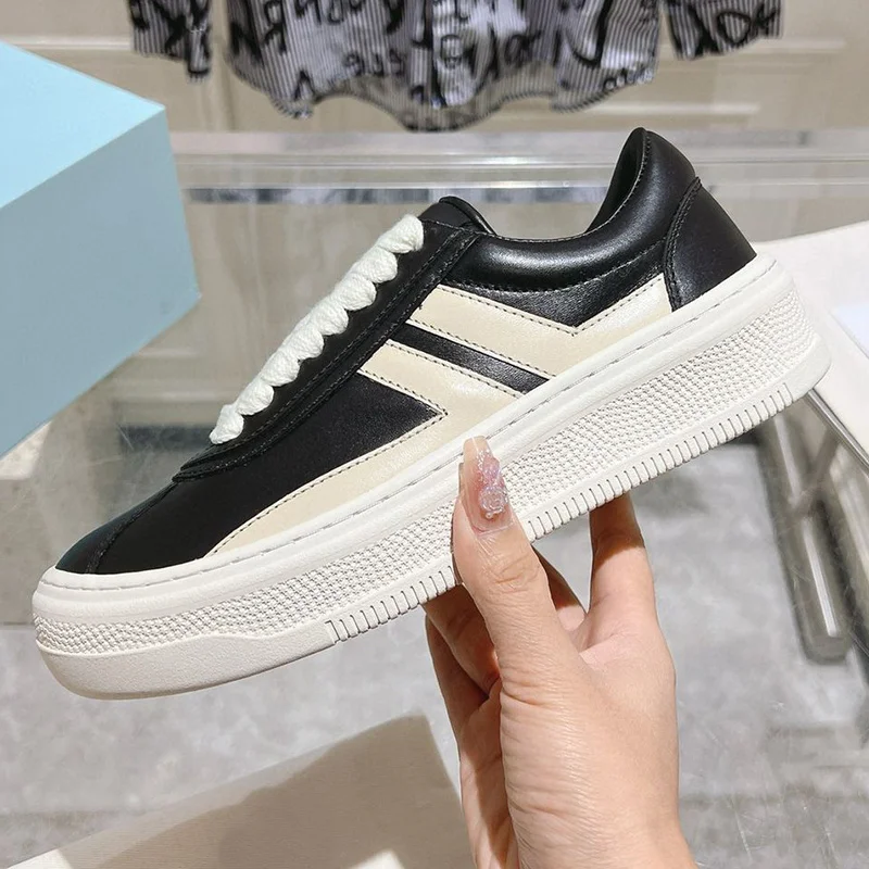 Разноцветные туфли из натуральной кожи на плоской подошве со шнуровкой