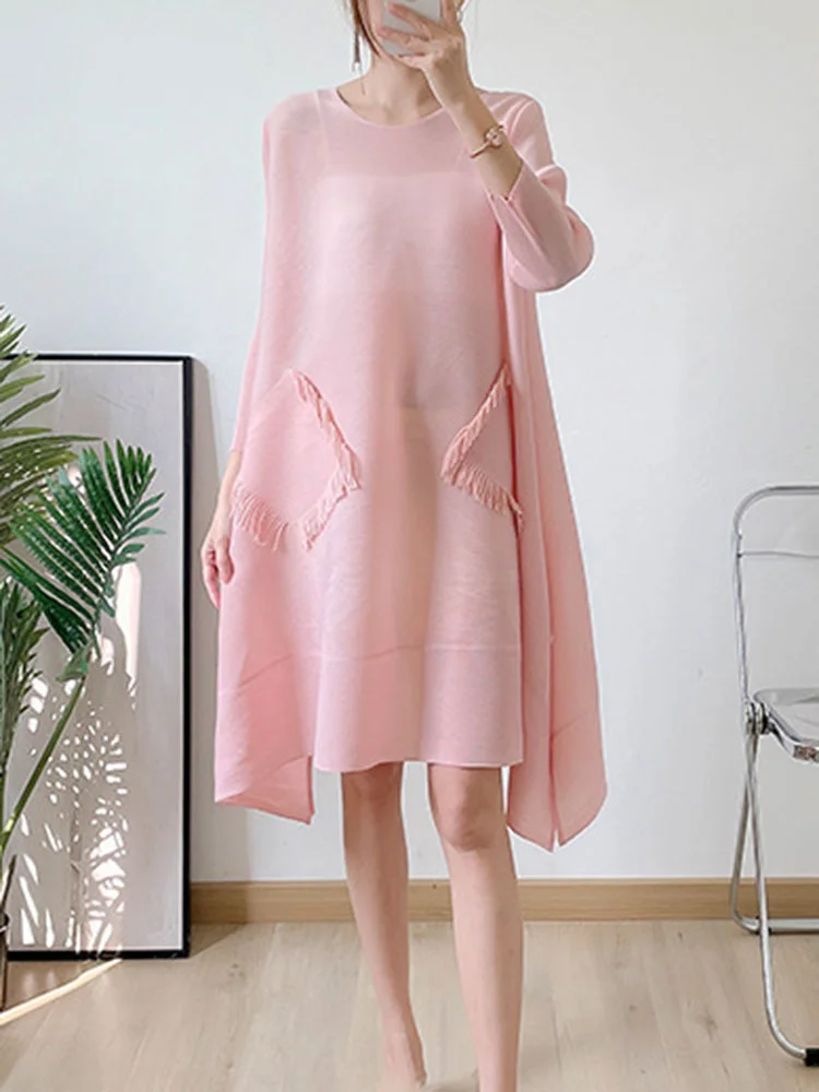 Женское плиссированное платье с бахромой GVUW осень 2024 новое однотонное