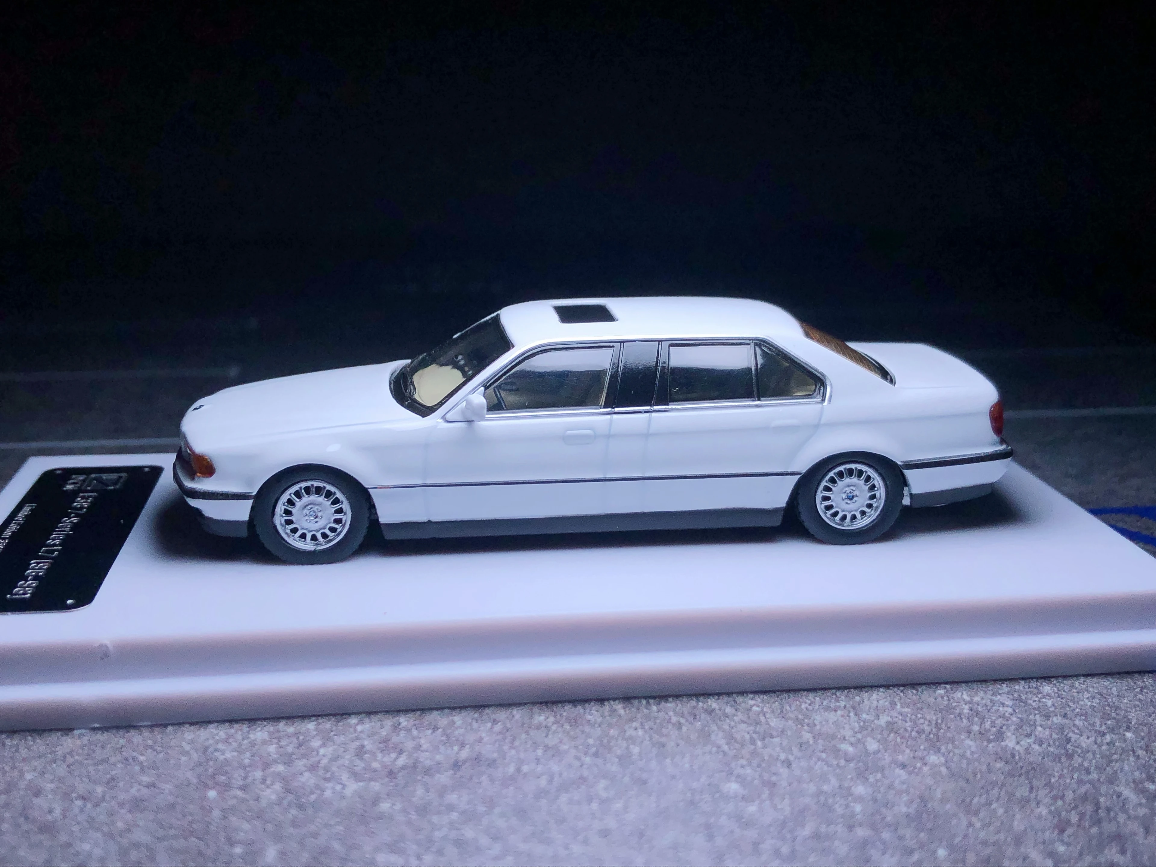 DCM 1:64 белая модель BMW 728il седан