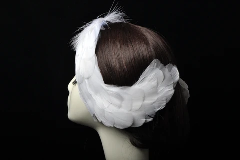Женская повязка на голову с белыми перьями и лебедем