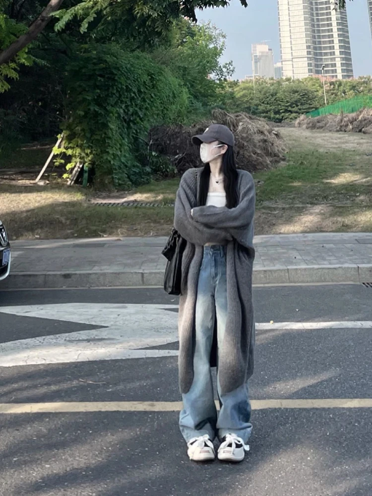 Элегантный высококачественный серый свитер выше колена средней длины с