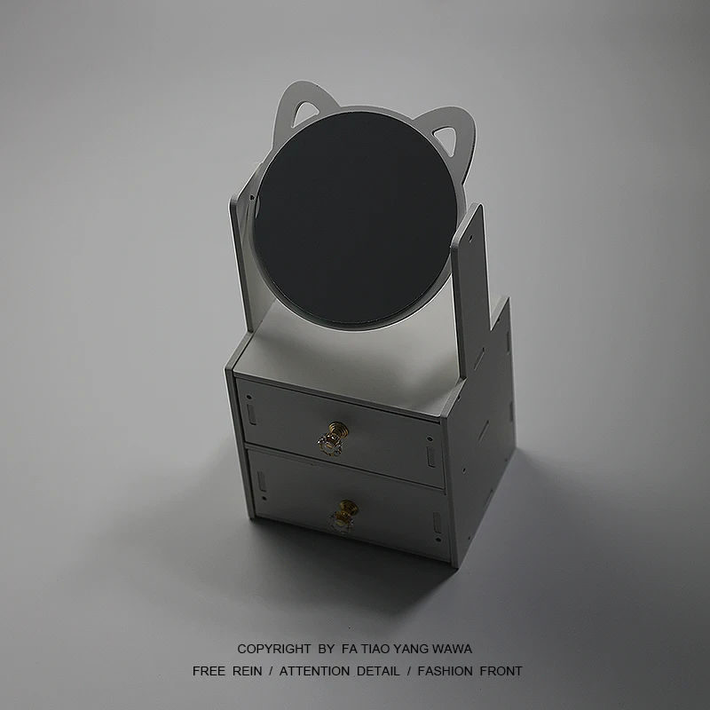 

Bored put together a kitten makeup mirror play! The drawer! Make up lens
