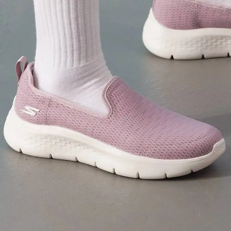 Фото Женские прогулочные туфли Skechers без шнуровки, цвета маво, из трикотажной сетки, с легкой амортизацией и поддержкой свода стопы, удобные повседневные лоферы, кроссовки 124847-MVE №3