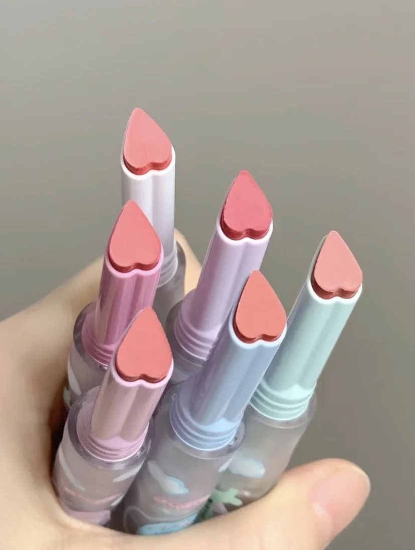Фото Flortte Wackky Lipstick Love Solid Labial Mucus Moisturizer Бархатная туманная поверхность Длительная милая девушка №1