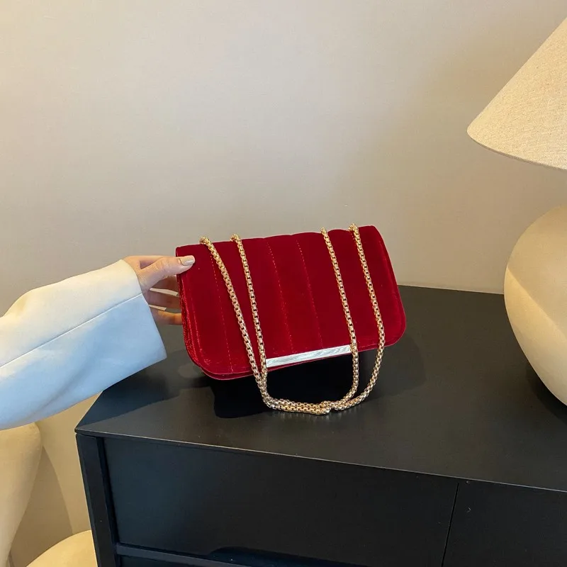 Это сумка на одно плечо простая и стильная подходит для покупок свиданий.