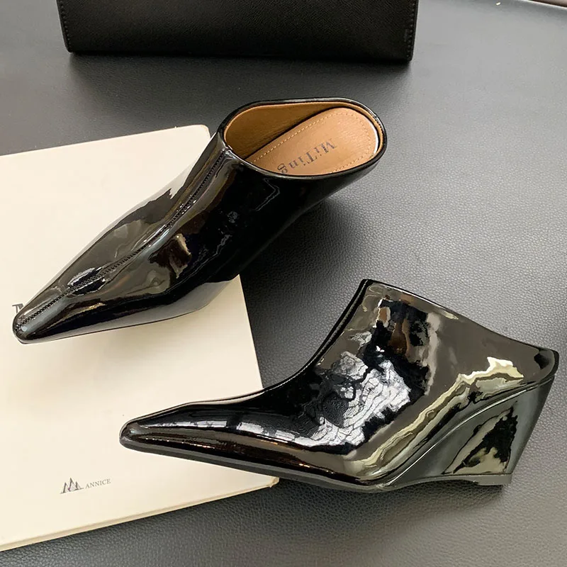 2025 новые модные женские тапочки на танкетке с острым носком шлепанцы