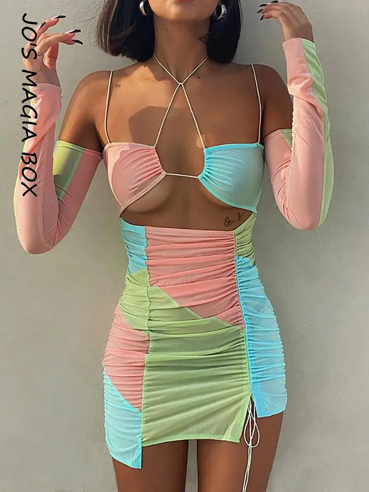 

Женское мини-платье с лямкой на шее, длинным рукавом и вырезами