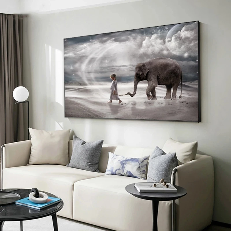 Маленькая девушка держит фотографию искусственную стены пустынный пейзаж