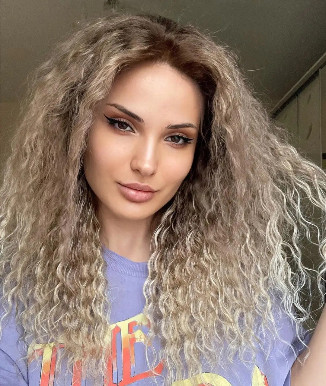 

Full Lace Curly Human Hair Wigs Pre Plucked Ash Blonde Highlights Ombre Lace Front Wig with Dark Roots Glueless HD13x6 Remy Hair