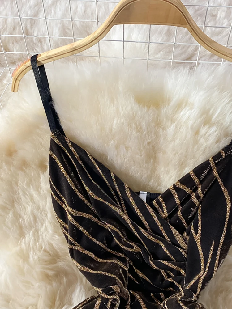 Женское платье на бретелях-спагетти элегантное облегающее с полосками зебры