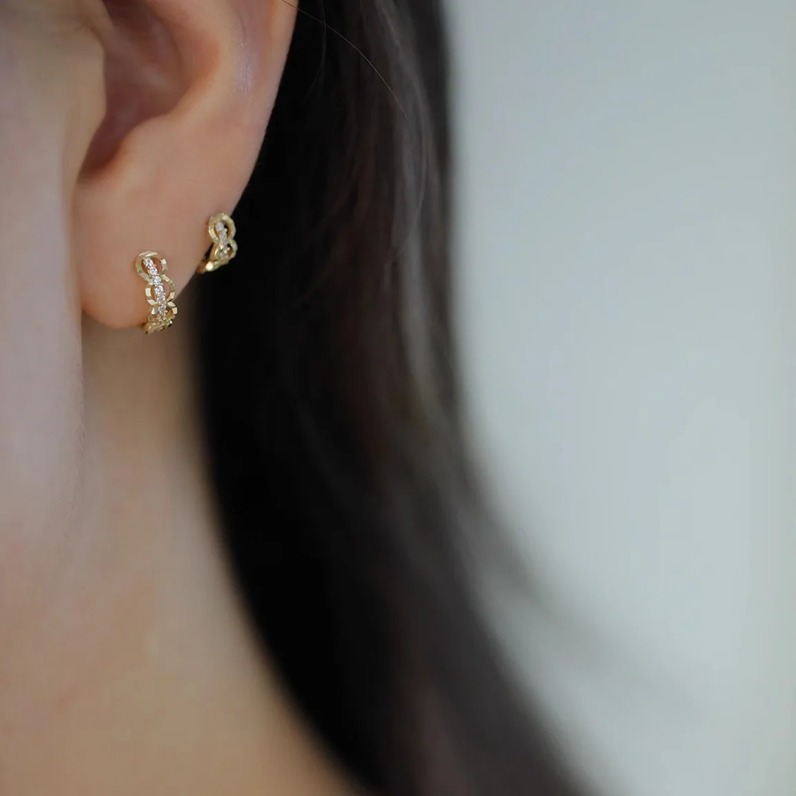 Фото Серьги-кольца из стерлингового серебра 925 пробы с позолотой 14K и кубическим цирконием, гипоаллергенные, для женщин №2