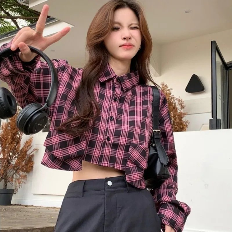 Женская короткая рубашка в клетку свободная стильная розового цвета с длинным