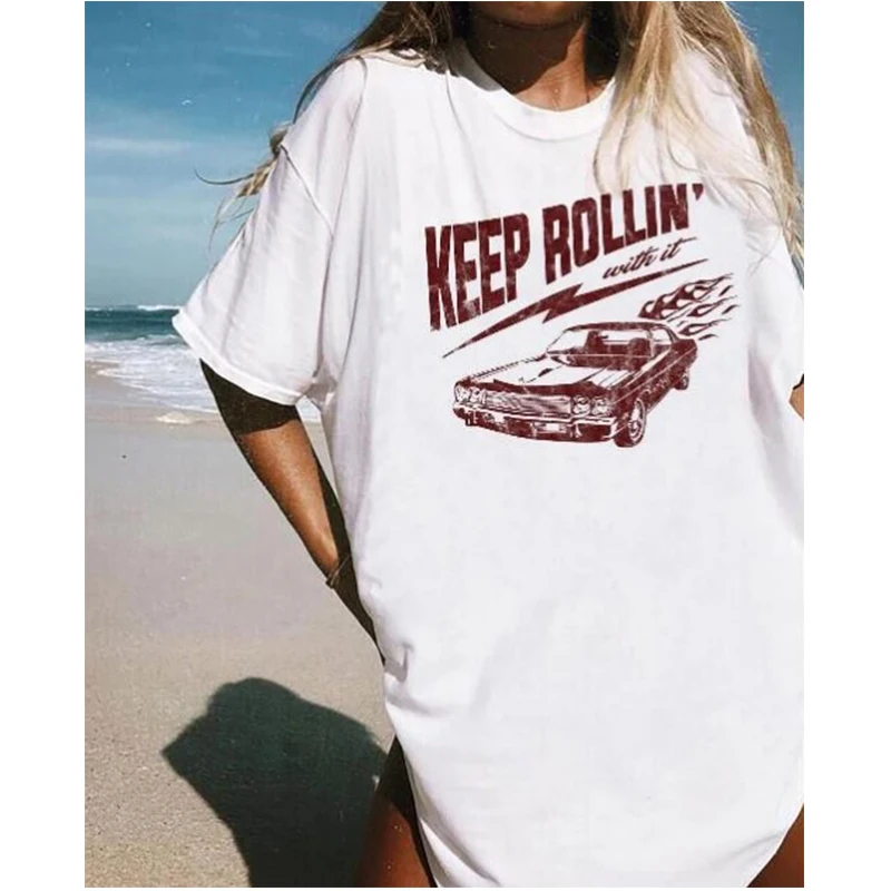 

Женская футболка с коротким рукавом и принтом в виде автомобиля
