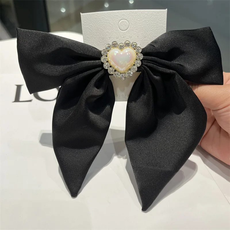 

In Summer, Pearl Silk Bow Hair Clips Are Elegant In Temperament, And The Top Of The Spring Clip Clips The Headdress.