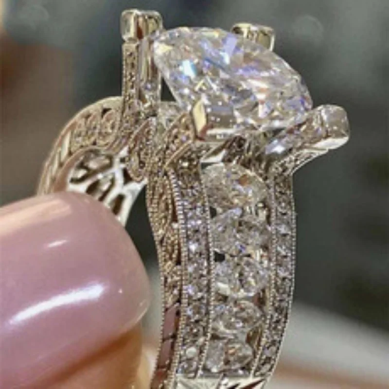 

New four-claw flash diamond ring refers to Europe and the United States fashion women's engagement proposal horse eye ring