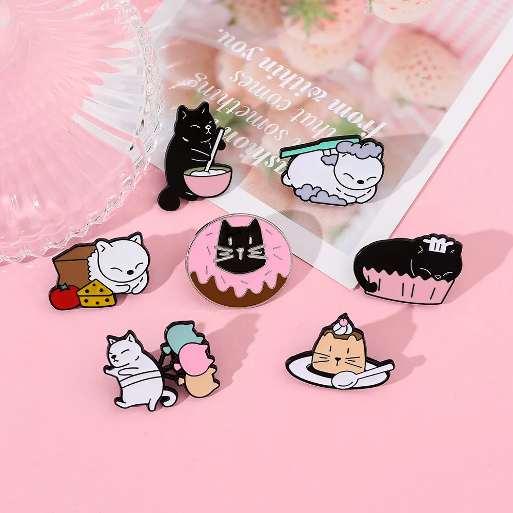 Эмалированная брошь в виде кота