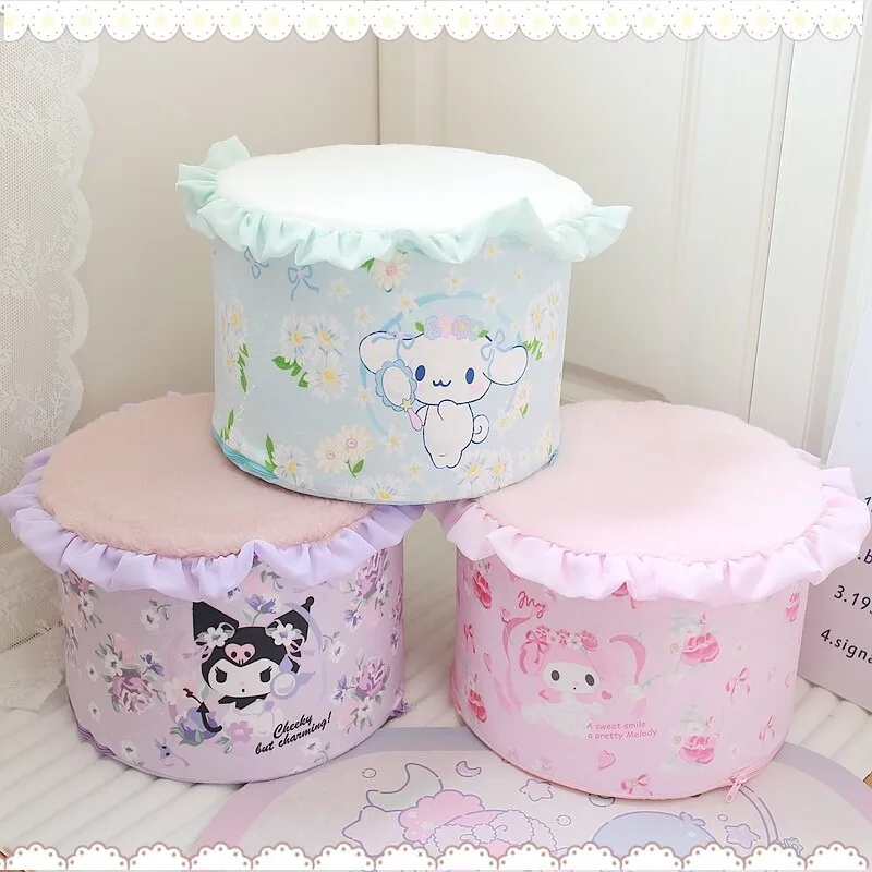 Фото Новый круглый пуфик-татами Kuromi Cinnamoroll My Melody для переобувания, плюшевый, модный, с ощущением роскоши, в девичьем стиле, милый и нежный. №1