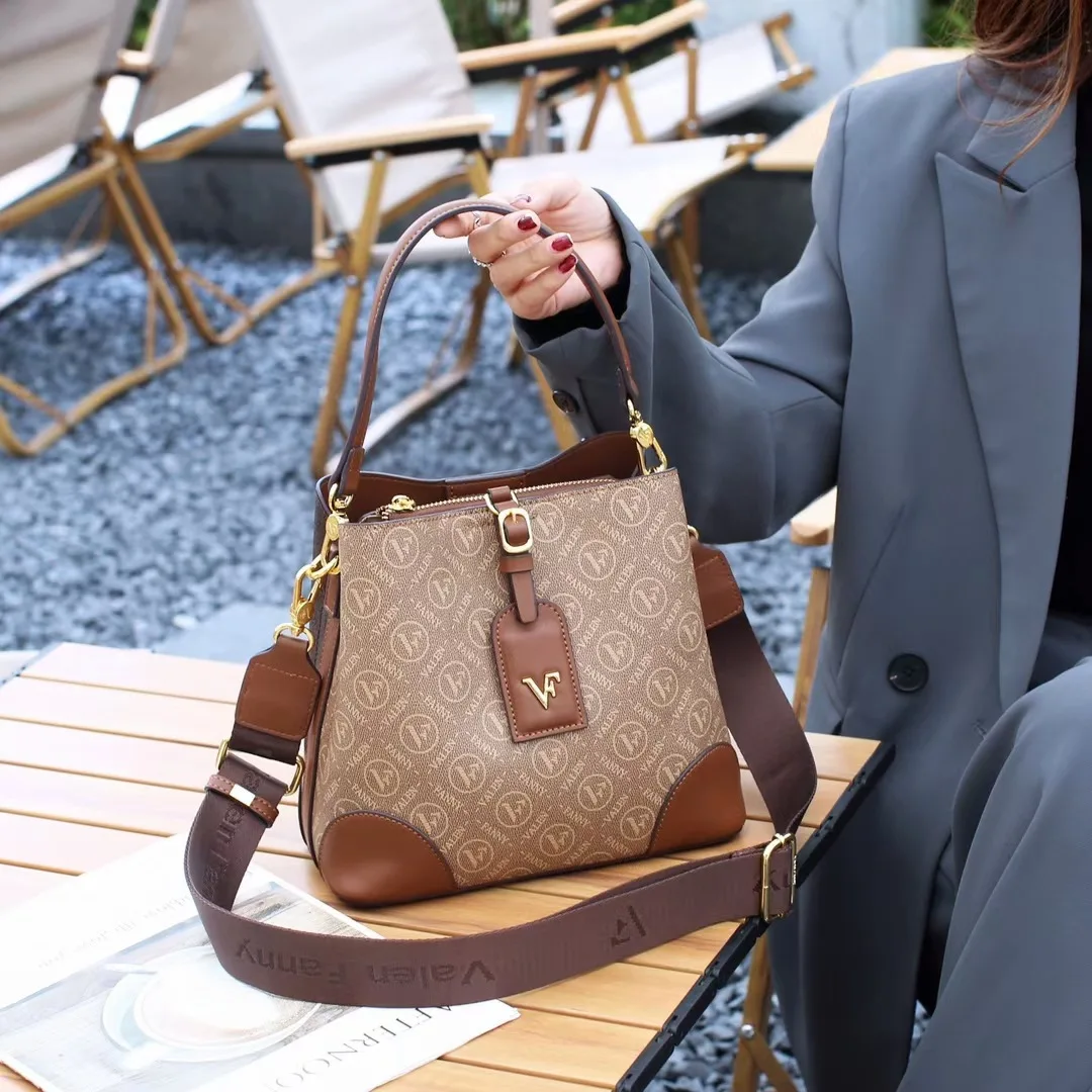

Women's luxury bag 2023 new letter-printed bucket bag designer's new fashion texture one-shoulder diagonal cross women's bag