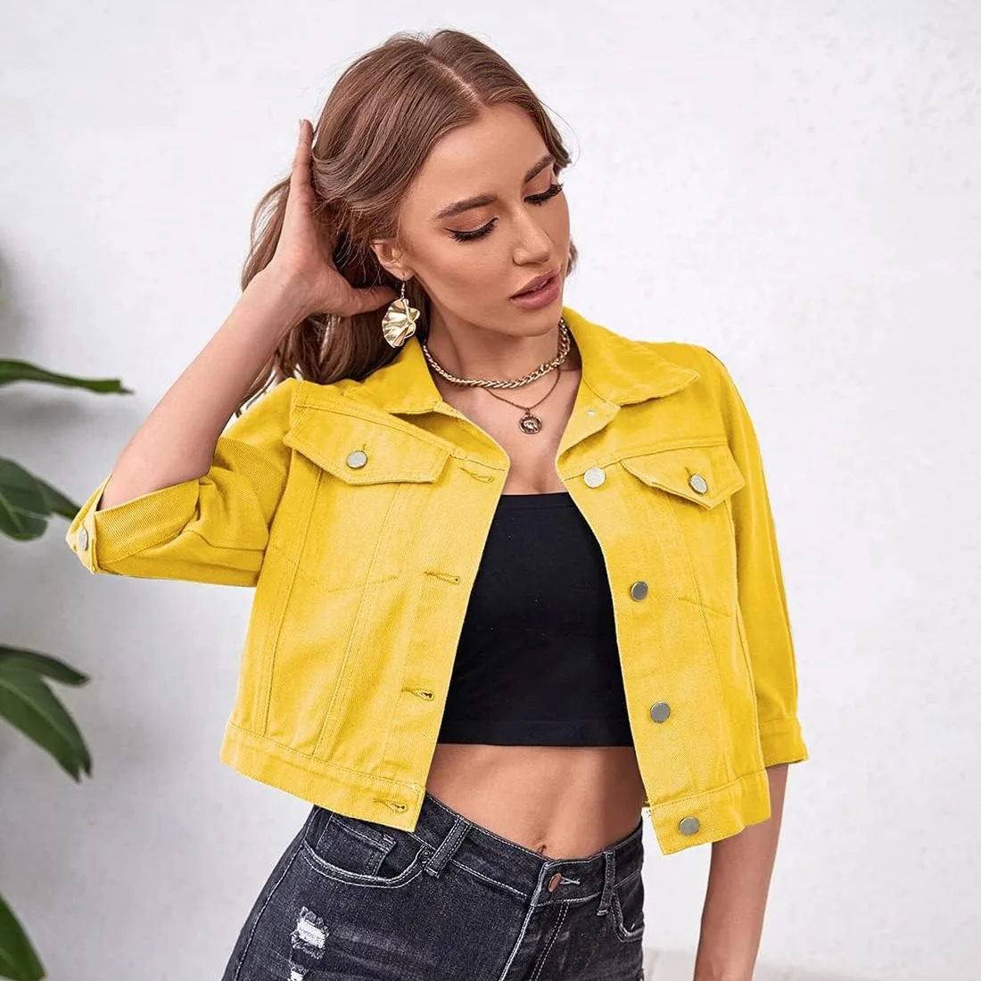 Женская короткая джинсовая куртка на пуговицах с рукавом 3/4