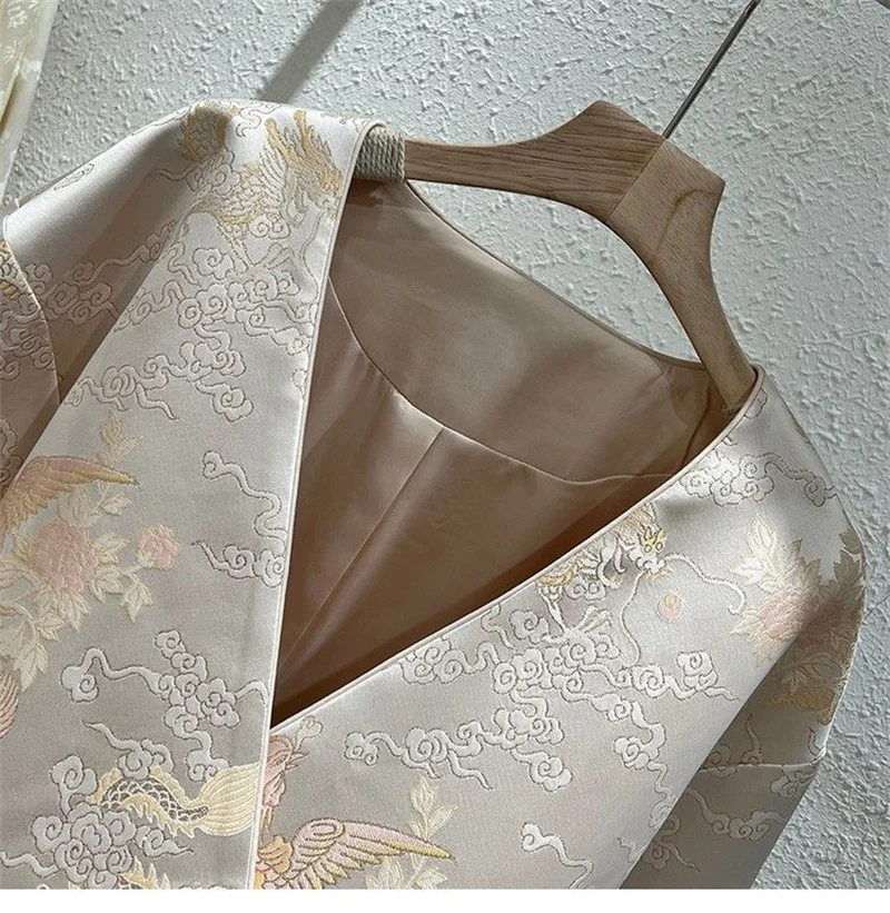 Женская жаккардовая куртка с круглым вырезом и пряжкой