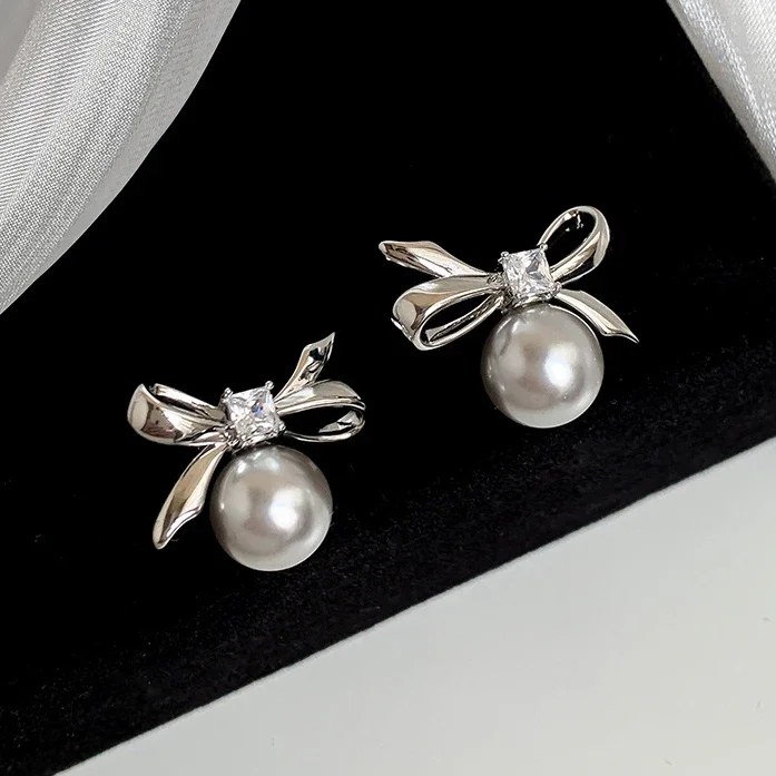 Серьги-гвоздики женские из серебра 925 пробы с жемчугом и цирконом