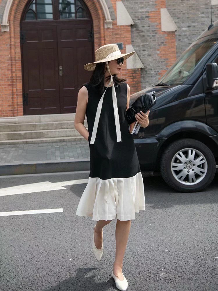 2023 New Black and White Pleated Patchwork Women Sleeveless Loose Dress