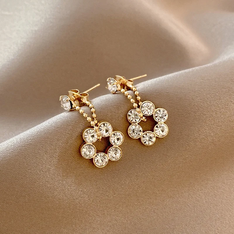 

2022 New Design Korean Silver Needle Sweet Style Small Premium Earrings Geometric Rhinestone Style Fashion Earrings.