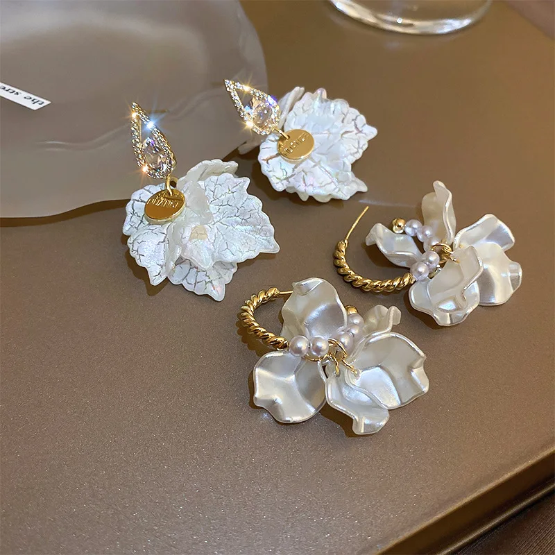 

2022 Korean White Acrylic Resin Petal Flower Dangle Earrings For Women Fashion Jewelry Cubic Zirconia Drop Earings Brincos