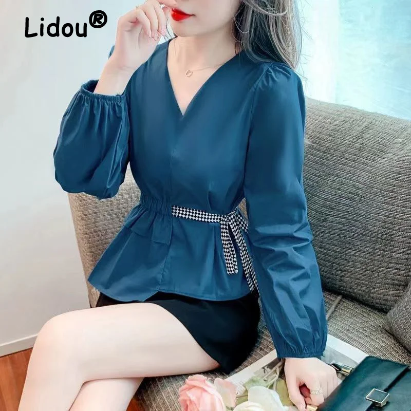 Блузка женская на шнуровке асимметричная синего и белого цветов с V-образным