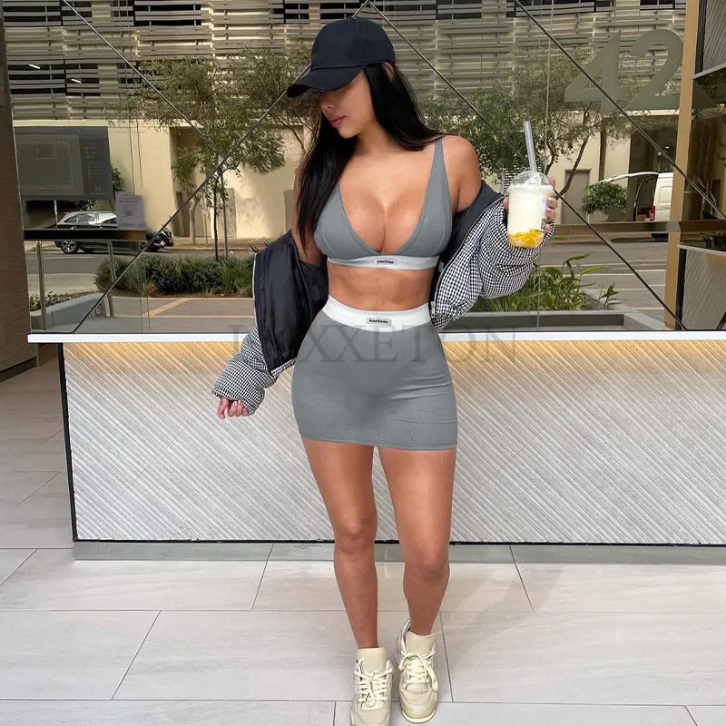 

Женский однотонный укороченный топ с буквенным принтом и открытой спиной, мини-юбка, комплект из двух предметов, привлекательный облегающи...