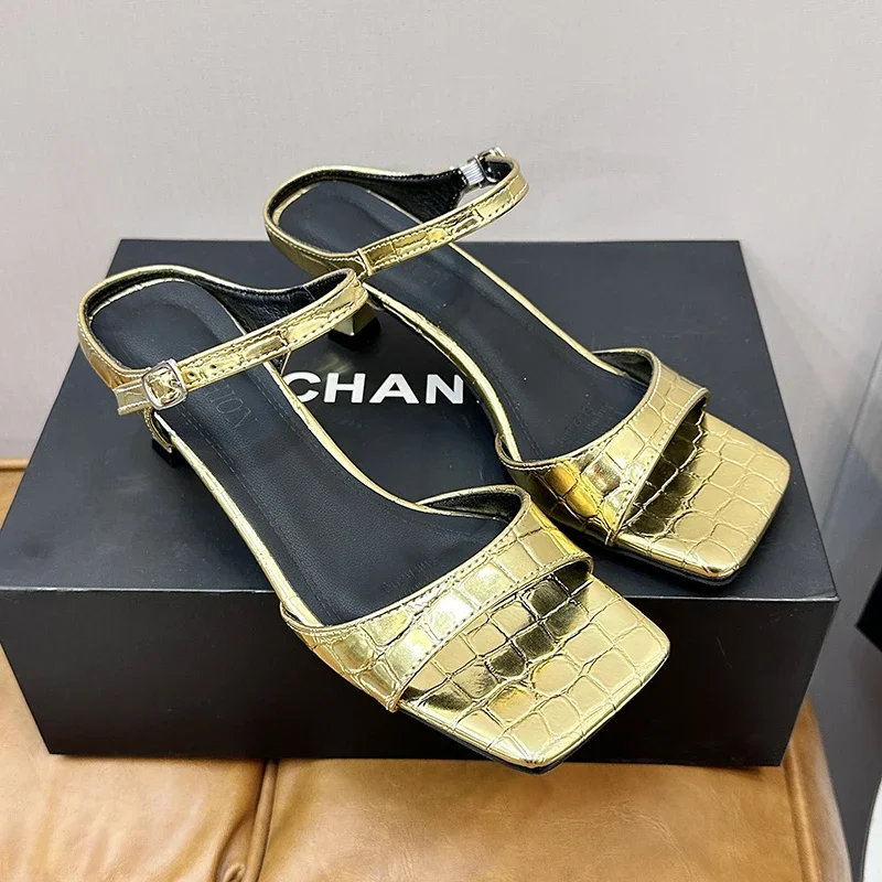 Мюли женские под крокодиловую кожу элегантные сандалии на низком каблуке