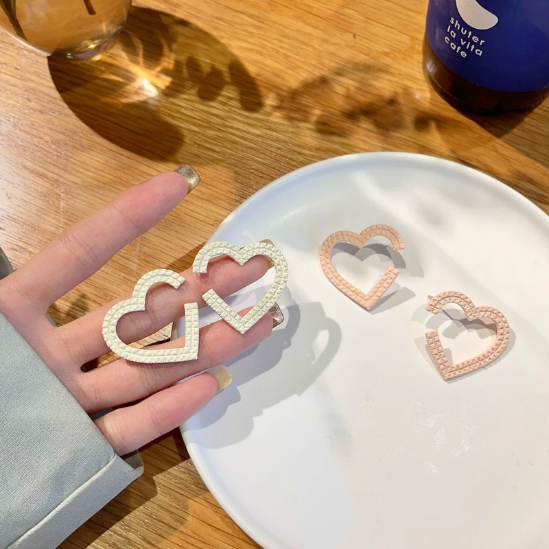 

Новые темпераментные корейские серьги в форме сердца высокого дизайна большие серьги-гвоздики ювелирные изделия оптом