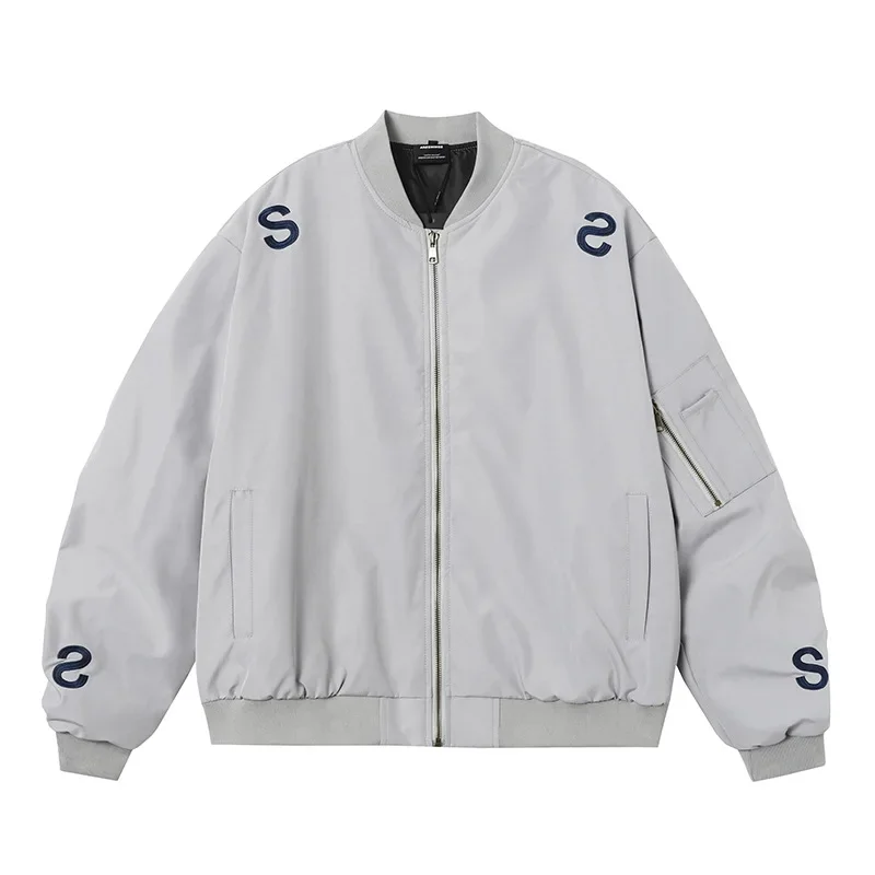 Куртка в американском стиле с уличной вышивкой и воротником-стойкой модная