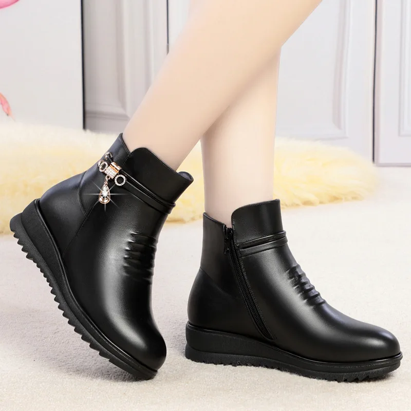 

Plus Size 35-43 Comfortable Flat Platform Shoes Winter Thick Fur Cotton Shoes 2023 Soft Leather Plush Ankle Snow Boots for Mom