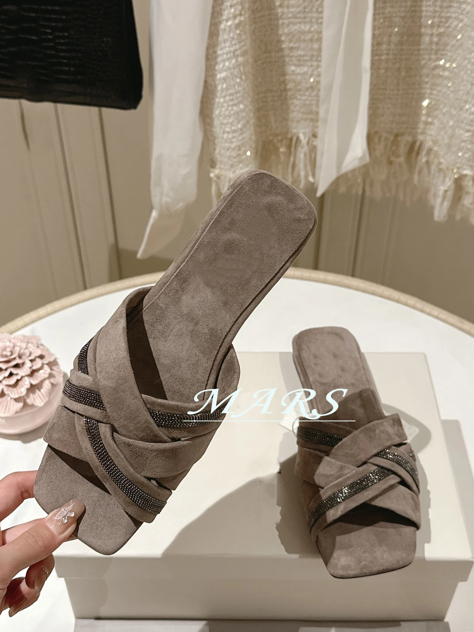 Женские кожаные шлепанцы ручной работы пляжные на плоской подошве с квадратным