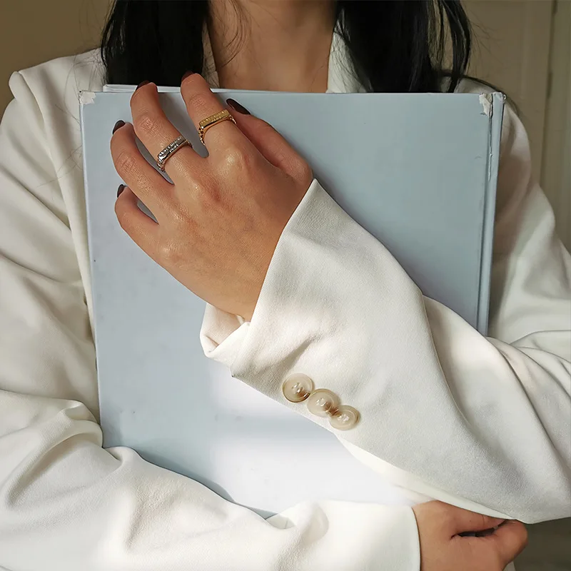 Рисунок 2 - Женское кольцо с буквами на английском языке