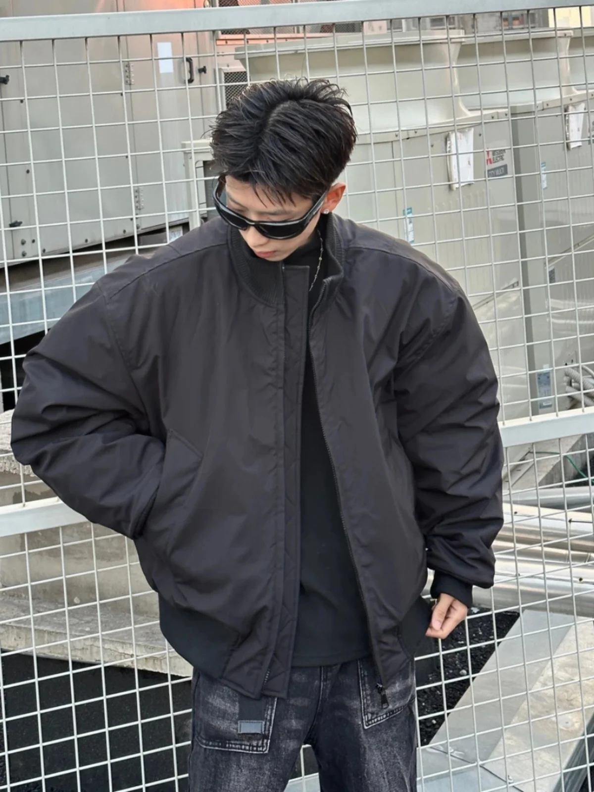 Черная куртка-бомбер с воротником-стойкой и хлопковой подкладкой мужская зимняя