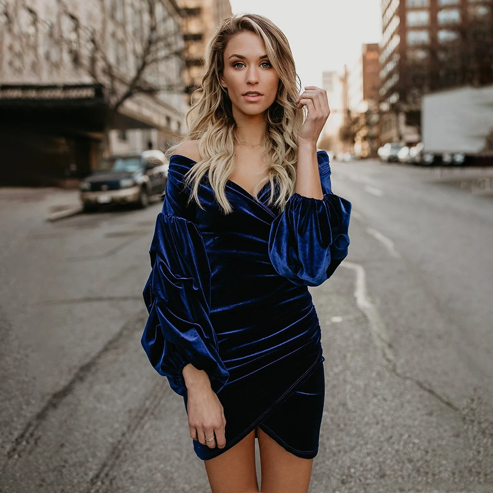 

Бархатное платье Mni выше колена с длинными рукавами-фонариками и V-образным вырезом