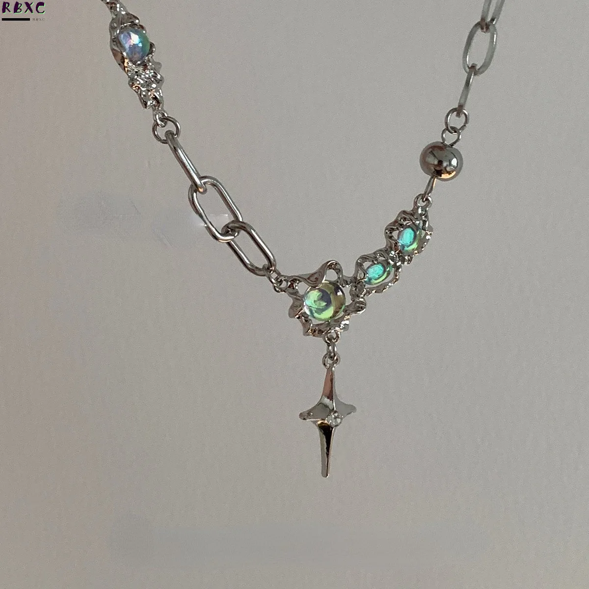 

Titanium Steel High Color Preserving Niche Sense Moonlight Stone Sweet Cool Collarbone Chain Female Hip Cool Fashion Neckchain