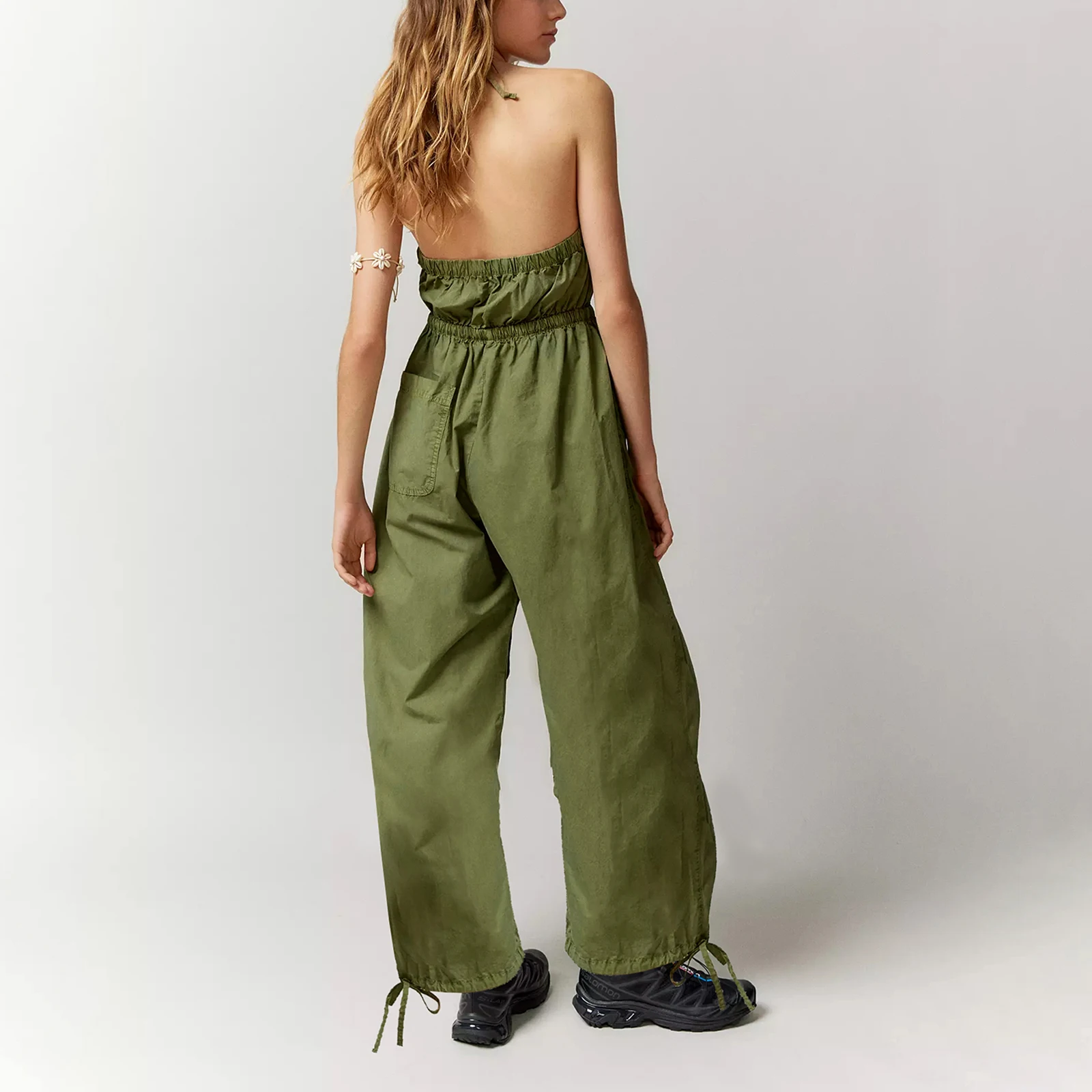 Комбинезон женский летний свободного кроя с открытой спиной и карманами 