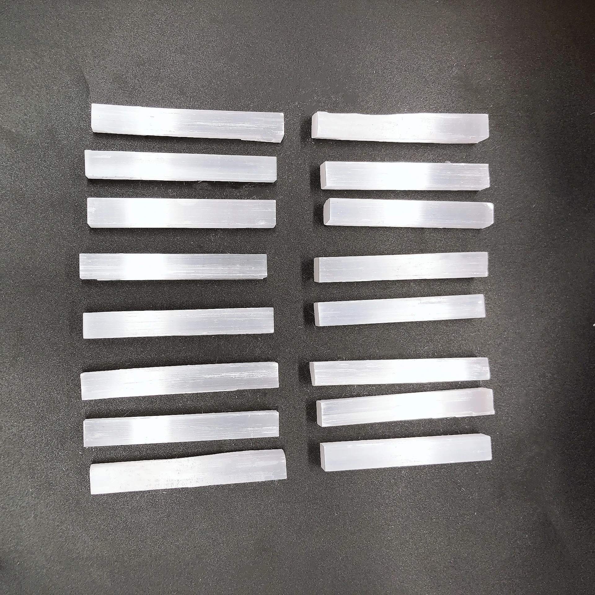 

Необработанная белая палочка из селенита