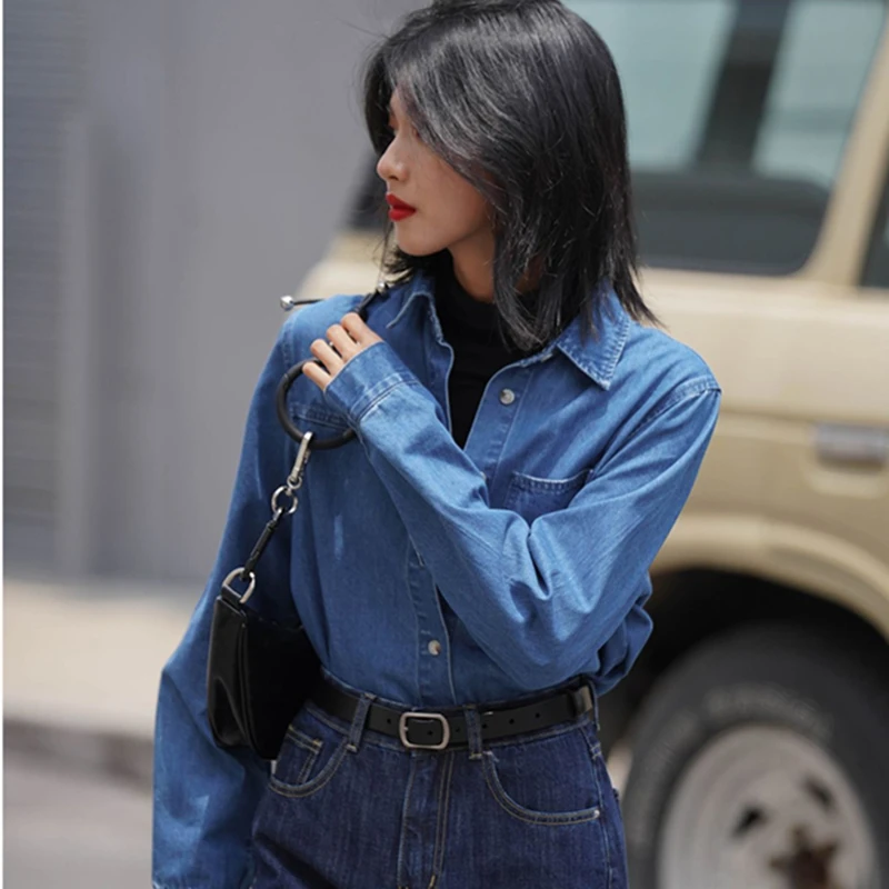 

Женская джинсовая рубашка, новинка 2022, Весенняя облегающая однобортная Повседневная Верхняя одежда с отложным воротником и длинным рукаво...