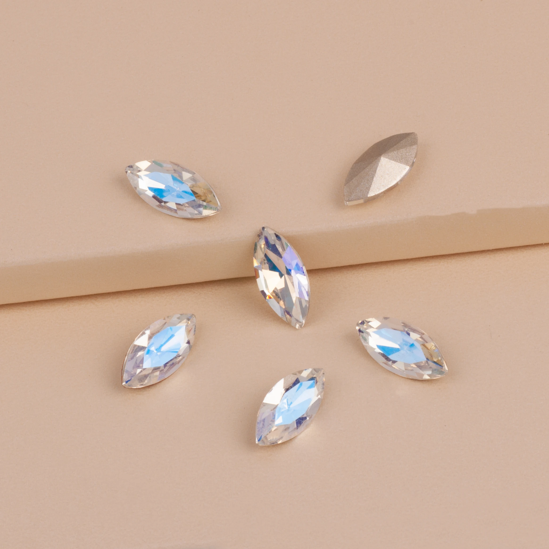 Стеклянные бусины для украшения ногтей 3 х6 мм 10 шт