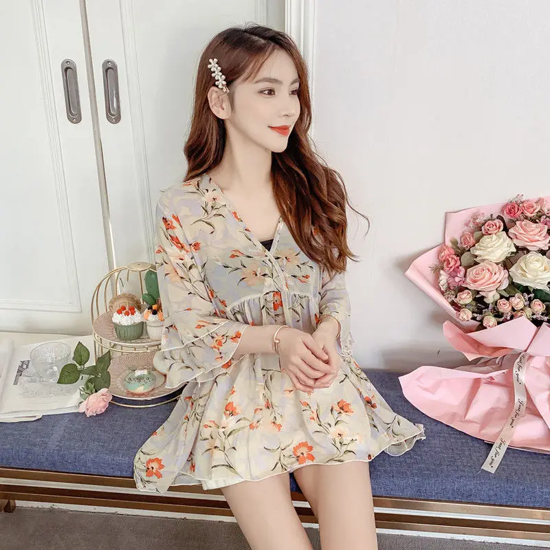 

Women 2022 Summer Fashion Sweet Floral Chiffon Shirts Female Large Size Loose Blouses Ladies V-neck Printed Shirts Tops F101