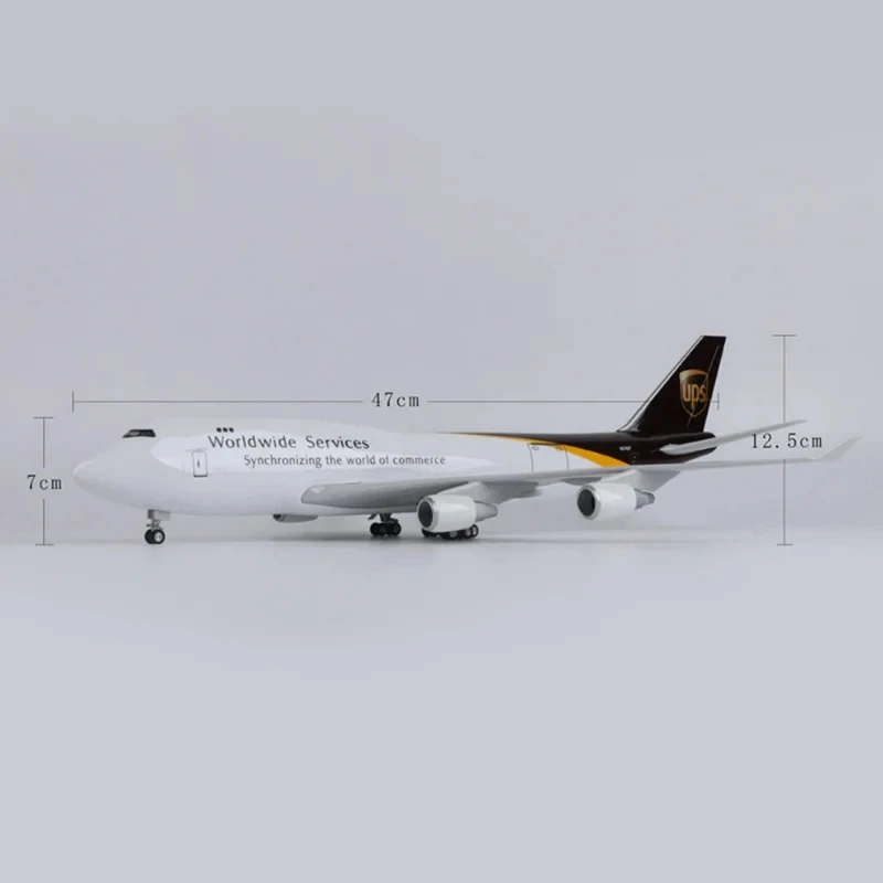 Коллекционный предмет модели самолета Boeing 747 масштаб 1/157 с фотохромными колесами