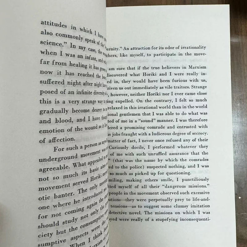 Не длиннее человечество от Osamu Dazai в английской бумаге