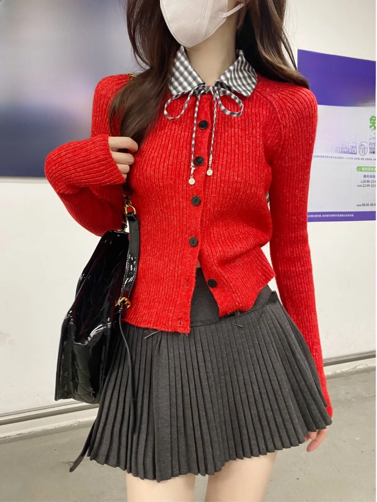 Женский вязаный кардиган в клетку с лацканами и длинными рукавами на шнуровке