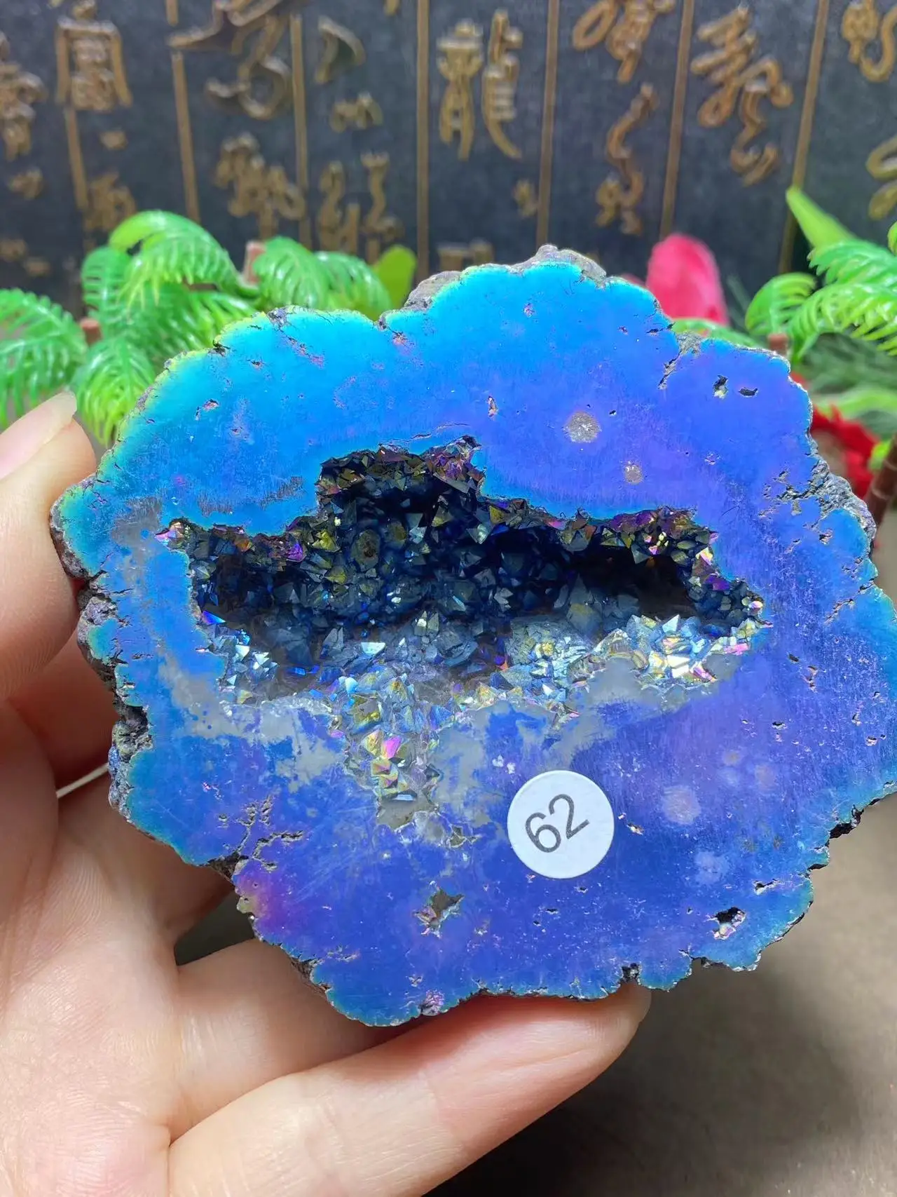 Украшение в виде пещеры из натурального кварцевого кристалла. Домашний декор.