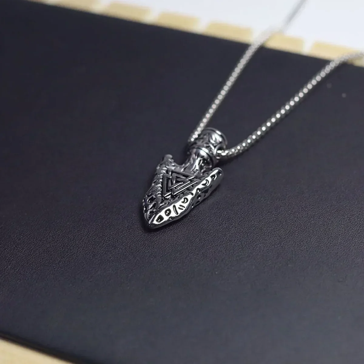 Серебряный Цвет Ретро Индивидуальность черный треугольник наконечник стрелы